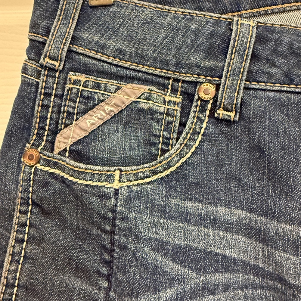 Ariat Mid Rise Straight Blue Jeans NWOT - Picture 3 of 7